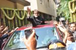 Amitabh Bachchan greets fans on his birthday outside his residence on 11th Oct 2012 (30).JPG